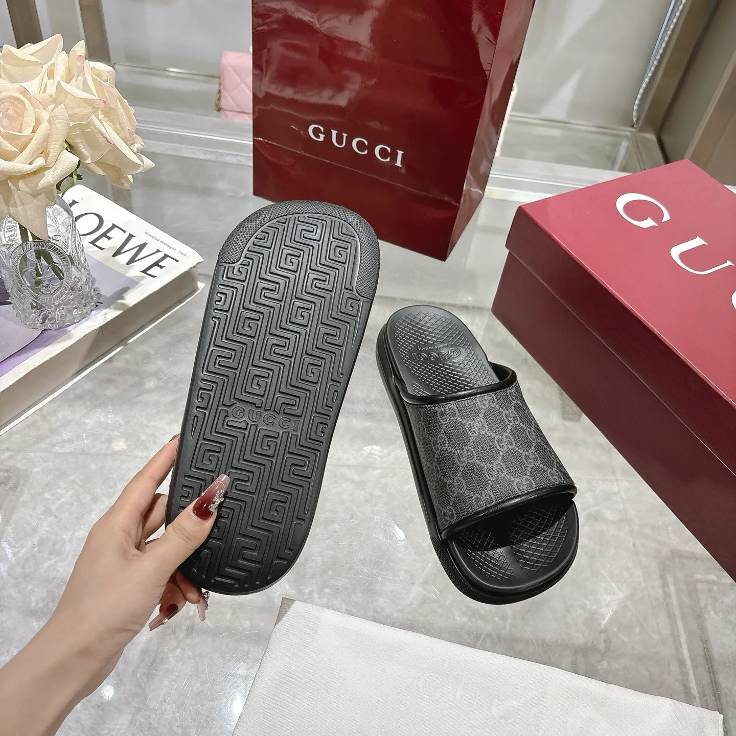p400🐮🐮New summer men's slip-on slippers. Inspired by the summer spirit and beach clubs of the Italian coast, this piece is part of Gucci Lido. The Pre-Fall collection reinterprets the brand's signature elements and sophisticated patterns in a contemporary way. Made from black rubber, these flat sandals feature a slip-on design that reinterprets the brand's distinctive green and red web design. GG Classic Upper Men's Molded Rubber Footbed Gucci Logo Flat Made in Italy Size: Men's 40 to 47,